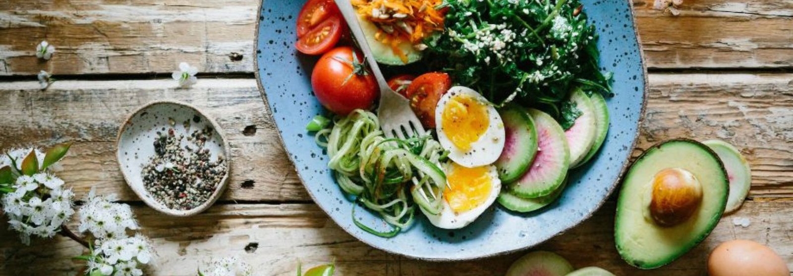 O texto exemplifica á alimentação saudável