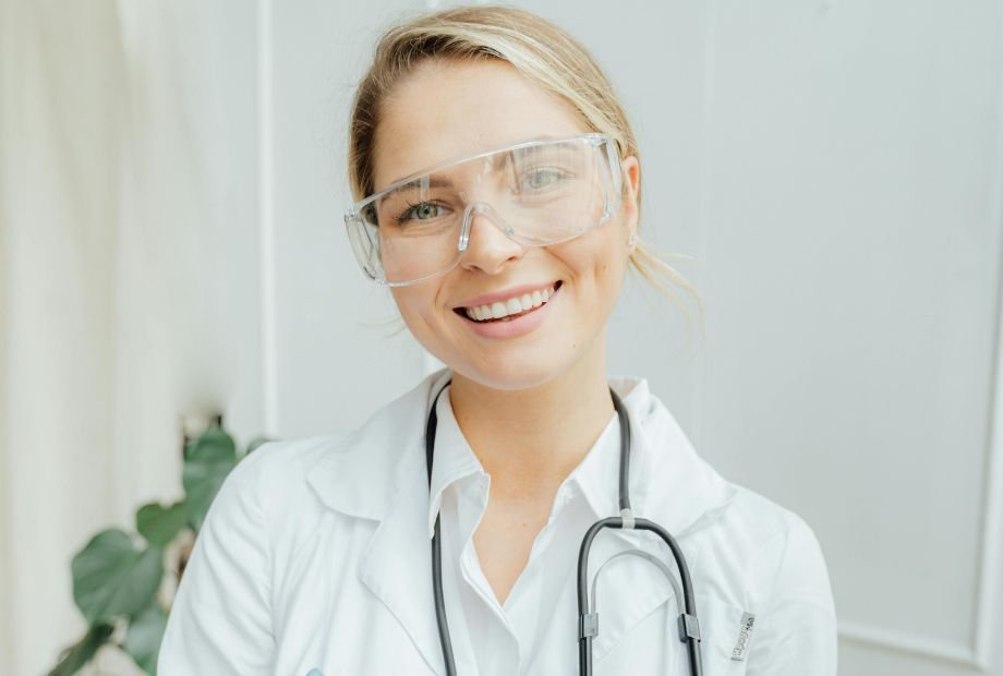 medica realizando a prevenção no corpo