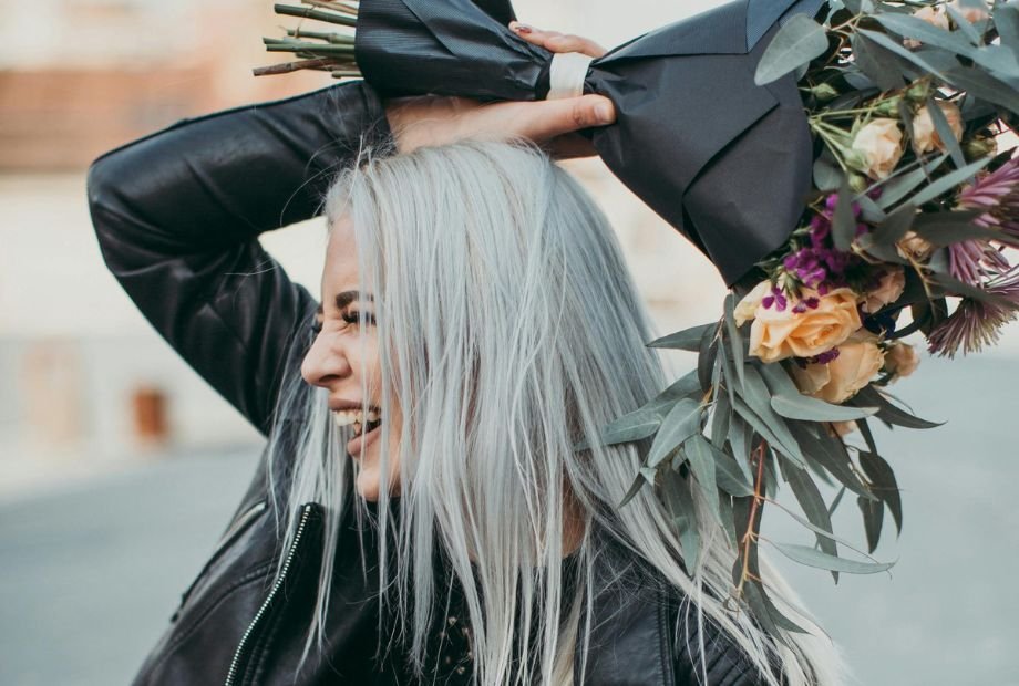 Mulher feliz da Vida segurando um buque de flores imagem utilizada para indicar uma vida feliz