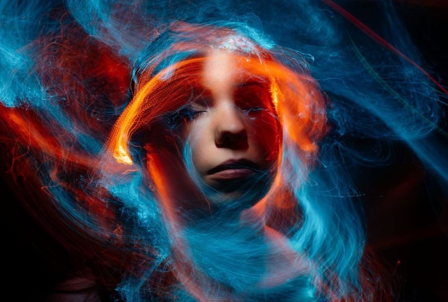 mulher envolta em uma teia de pensamentos e ideias sinalizando a necessidade de saúde mental