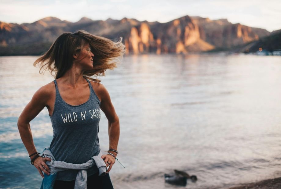 Mulher a frente de um lago. Imagem utilizada para representar a vitória sobre o sedentarismo