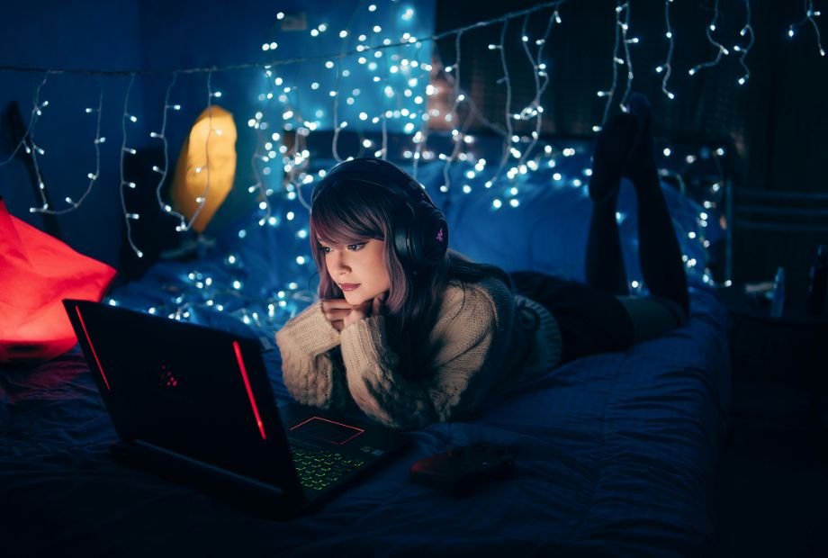 mulher conectada com o mundo virtual. Imagem indica a dificuldade de Desconectar do meio digital