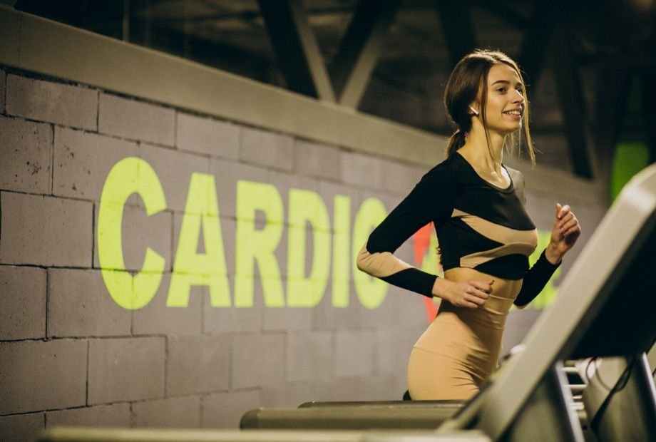 mulher treinando cardio