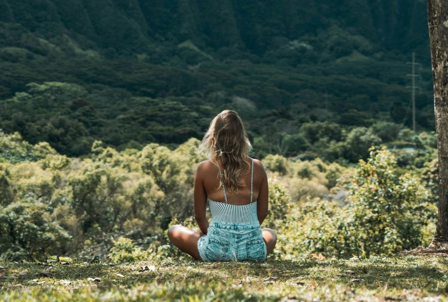 mulher praticando mindfulness no ar livre
