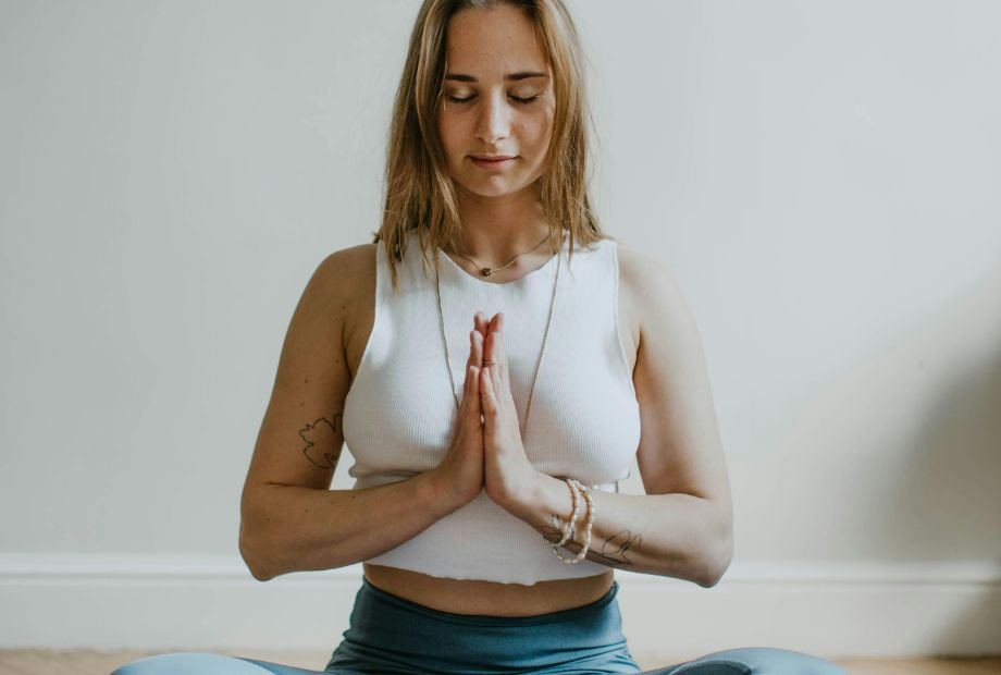 mulher meditando pra aliviar a tenção dos músculos