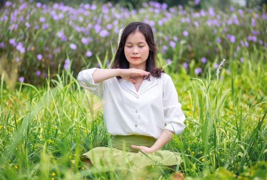 imagem de mulher meditando representando uma duvida Yoga ou Pilates?