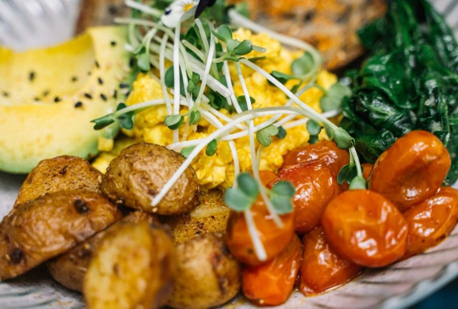 imagem representa um prato rico em carboidratos e gorduras boas mostrando a quebra dos 5 mitos sobre a nutrição