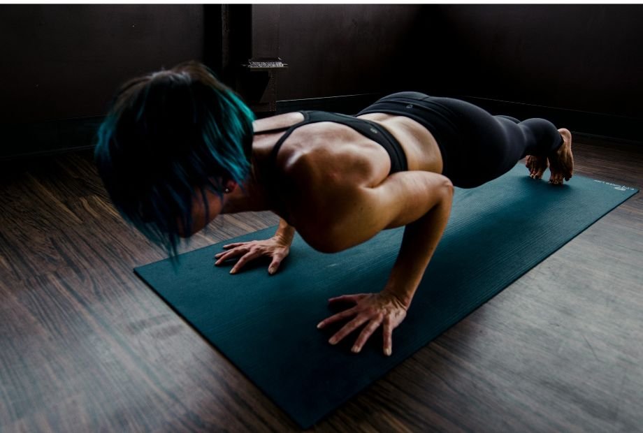 Mulher fazendo exercícios Físicos